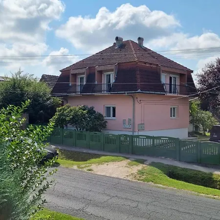 Rozsa Apartment *